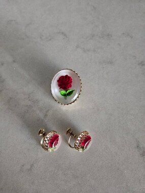 RARE AND VINTAGE SET OF COCO BROOCH / PIN & EARRINGS W/ RESIN-ENCASED RED ROSES